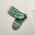 Calcetines retro verdes lindos con lunares en relieve azul, puño gris y puntera violeta. - Talla única / Lunares