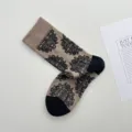Calcetines florales en relieve retro, variante de algodón caqui y negro, diseño elegante. - Talla única / Negro Café