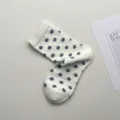 Witte katoenen sokken met blauwe stippen voor dames, zoete Japanse stijl in de winter. - Eén maat / Wit