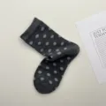Donkergrijze sokken met stippen en middenkuit, zoete Japanse stijl katoenen sokken voor dames. - Eén maat / donkergrijs