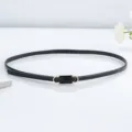 Élégant ceinture fine en cuir noir avec boucle métallique chic, idéale pour robes et pulls. - 105cm / Noir