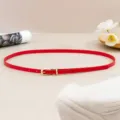Fine ceinture rouge en cuir PU avec boucle ardillon dorée, accessoire minimaliste élégant. - 105cm / Rouge