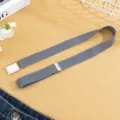 Vue de détail de ceinture élastique grise pour enfants, boucle en métal réglable. - Gris