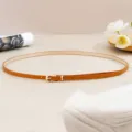 Vue en gros plan détaillée de la ceinture fine en cuir PU marron avec boucle dorée. - 105cm / Chameau