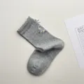 Calzini medi in cotone grigio con un dolce ricamo floreale e bordo in pizzo. - Taglia unica / Grigio chiaro