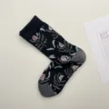 Calcetines negros con bordado floral, variante de calcetines de algodón vintage. - Talla única / Noche de Luna Fruta Roja
