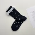 Calcetines de media pantorrilla de malla floral estilo japonés, algodón transpirable con encaje. - Talla única / Negro