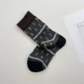Cómodos calcetines de tubo medio de algodón con patrones geométricos y de hojas verdes. - Talla única / Contraste Geométrico