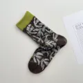 Calcetines de tubo medio bordados de estilo retro japonés con puños verdes elegantes. - Pájaro volando