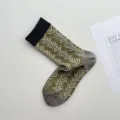 Calcetines de media pantorrilla de punto vintage verde con patrón de trigo, puños negros. - Espiga de trigo