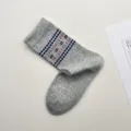Calcetines grises de media pantorrilla con patrón geométrico, estilo bonito y casual. - Talla única / Flor de Rombo