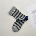 Calcetines de tubo medio a rayas de contraste de otoño para mujer, algodón con etiqueta. - Talla única / Gris claro