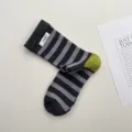 Calcetines de tubo medio para mujer a rayas con bloque de color y etiqueta de tela. - Talla única / Gris oscuro