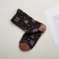 Calcetines de media pantorrilla de algodón con relieve floral, variante geométrica marrón. - Polvo de Flor Silvestre del Crepúsculo