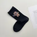 Calzini medi in cotone grigio scuro con un grazioso ricamo di orsetto marrone soffice. - Taglia unica / Nero
