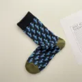 Chaussettes mi-hautes texturées avec un motif de relief géométrique bleu et noir unique. - Taille unique / Triangle Bleu