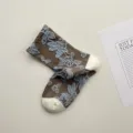 Κορεατικές γλυκές κάλτσες με 3D ανάγλυφα λουλούδια καφέ vintage πεταλούδα βαμβάκι - Ένα μέγεθος / Γκρι Καφέ