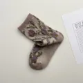 Calcetines medios retro de algodón con flores 3D en gris marrón, cómodos y transpirables diarios. - Talla única / Café y Rosa