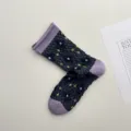 Calcetines a media pantorrilla con flores en relieve retro y puños enrollados elegantes. - Talla única / Azul Marino