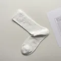 Calcetines de media pantorrilla acanalados de mezcla de seda blanca, estilo minimalista. - Talla única / Blanco