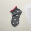Calcetines cortos estilo coreano de bloques de color y lunares, vuelta enrollada versátil. - Talla única / Gris oscuro