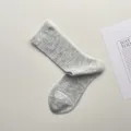 Einfarbige Maulbeerseide Crew Socken, atmungsaktive gerippte bequeme Damensocken im Sommer. - Einheitsgröße / Hellgrau