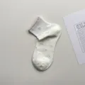 Weisse Baumwoll-Kurzsocken mit rosa Punkten, Herzstickerei und rüschigem Bündchen. - Einheitsgröße / Polka Dots