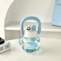 Detailansicht der niedlichen blauen Panda Wasserflasche mit Tragegriff und kreativem Anhänger. - 800ml / Blau Panda Doppelgetränk