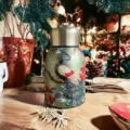 Vista dettagliata della mini tazza thermos portatile con motivo a pavone e pratico coperchio ad anello. - 300ml / Pavone Dorato Diaspro