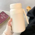 Vista dettagliata della grande borraccia termica in acciaio inox con comodo manico. - 1000ML / Bianco