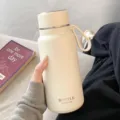 Edles beige Edelstahl Thermosflasche Detailaufnahme im Lifestyle Design mit Henkel - Wollweiß 850ML