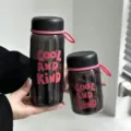 Gedetailleerd close-up overzicht van de draagbare kunststof drinkfles met roze bandje. - 400ml / Zwart
