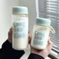 Vista dettagliata di bottiglie d'acqua portatili minimaliste con coperchio e testo stampato. - 400ml / Blu