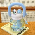 Süße Cartoon-Trinkflasche mit Strohhalm, große Kunststoff-Wasserflasche mit Griff und Panda. - Mit Panda-Puppe / 800ML / Blau