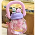 Grande bottiglia d'acqua rosa con cannuccia e variante di design con statuetta di panda. - Decorazione a forma di panda / 800ml / Rosa