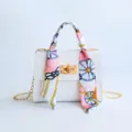 Bolso de hombro mini blanco con cadena dorada y pañuelo de seda estampado en el asa. - Blanco