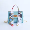 Chic bolso de mano mini con cadena azul claro y pañuelo de seda decorativo dorado. - Azul
