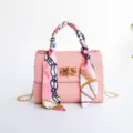 Bolso de mano mujer rosa mini cadena con panuelo de seda, bolsa bandolera elegante y chic. - Rosa