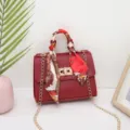 Bolso de mano rojo para mujer elegante bolso cruzado con cadena dorada y pañuelo de seda. - Burdeos