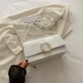 Borsa a tracolla bianca con stampa coccodrillo, elegante borsa a spalla con fibbia metallica. - Bianco
