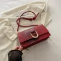Borsa a tracolla rossa con texture coccodrillo e fibbia a U, borsa vintage da donna. - Rosso