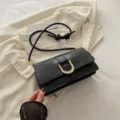 Borsa a tracolla nera con motivo coccodrillo e elegante chiusura U in metallo per donna. - Nero