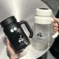 Grande capacita tazza d'acqua in plastica con manico e stile semplice per uso. - Tazza con Manico Portatile / Nero 1000ML + Adesivo Occhi