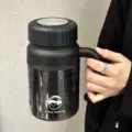 Vista ravvicinata di dettaglio di una grande bottiglia d'acqua in plastica con manico e coperchio. - Tazza con Manico Portatile / Nero 1000ml