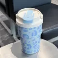 Isolierter Edelstahl-Kaffebecher mit Leopardenmuster, tragbarer Becher mit zwei Trinkoptionen. - Einzelbecher / Hellblau