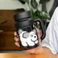 Zwarte plastic waterfles met schattige hondenopdruk en handvat voor dagelijks gebruik. - Zwart 1000ML + Witte Hond Sticker