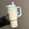 Grande bicchiere isolato con manico e paglia, variante bianco crema e azzurro - Solo Coppa / Blu 800ML con Infusore per Tè