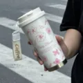 Tragbarer Edelstahl-Isolierbecher für Kaffee mit Kirschblütenmuster und Trageschlaufe. - Einzelner Becher 500ML / Weiß Kirschblüte - Doppeltrinkdeckel