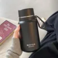 Zwarte roestvrijstalen geïsoleerde waterfles met draagband, minimalistische thermosbeker. - Enkele Beker (met Band, Deksel en Thee-infuser) / Zwart 650ML