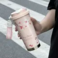 Tragbarer Edelstahl Thermobecher für Damen, rosa Kirschblüte Kaffeetasse mit Handschlaufe. - Einzelner Becher 500ML / Rosa Kirschblüte - Doppeltrinkdeckel